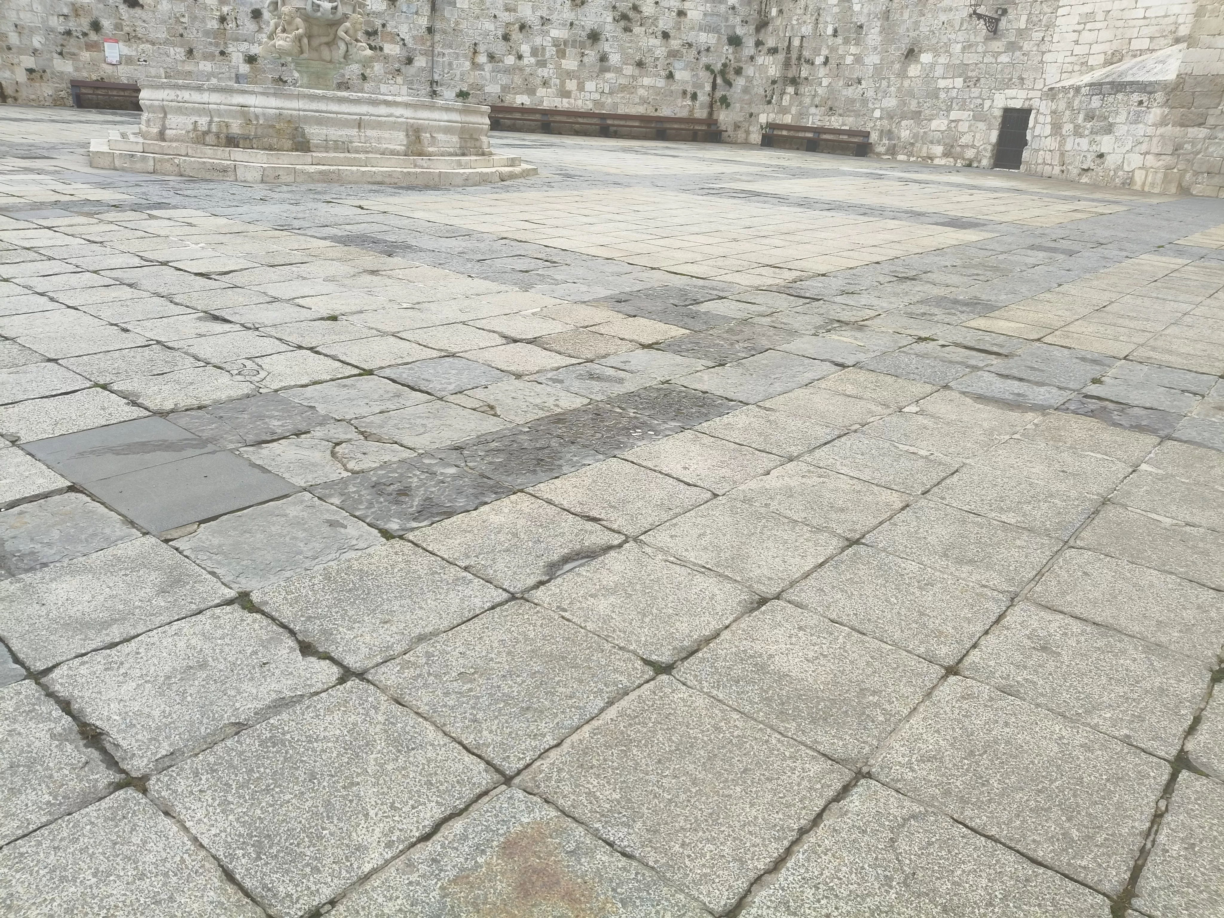 Pavimento en mal estado a los pies de la Catedral de Burgos