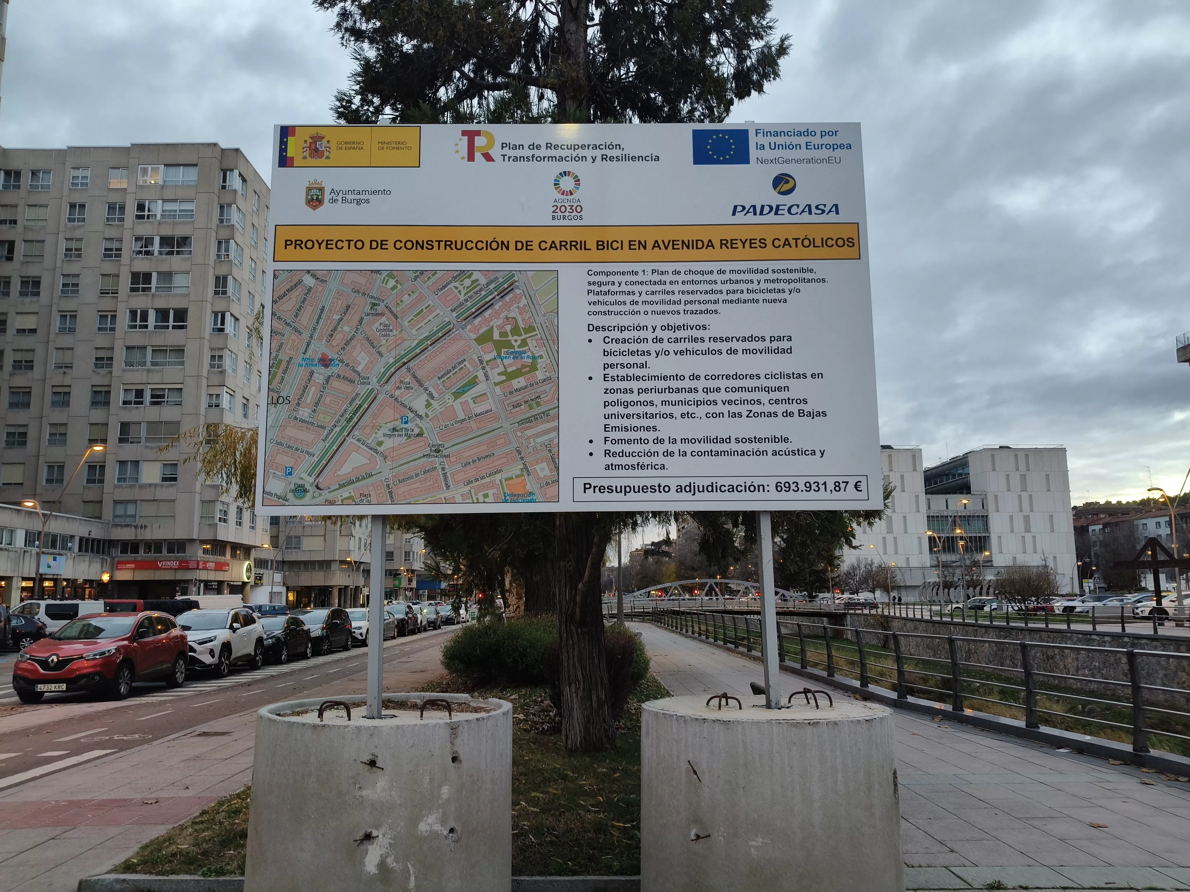 ¿Hasta cuando tiene que estar un cartel anunciando una obra con fondos públicos?