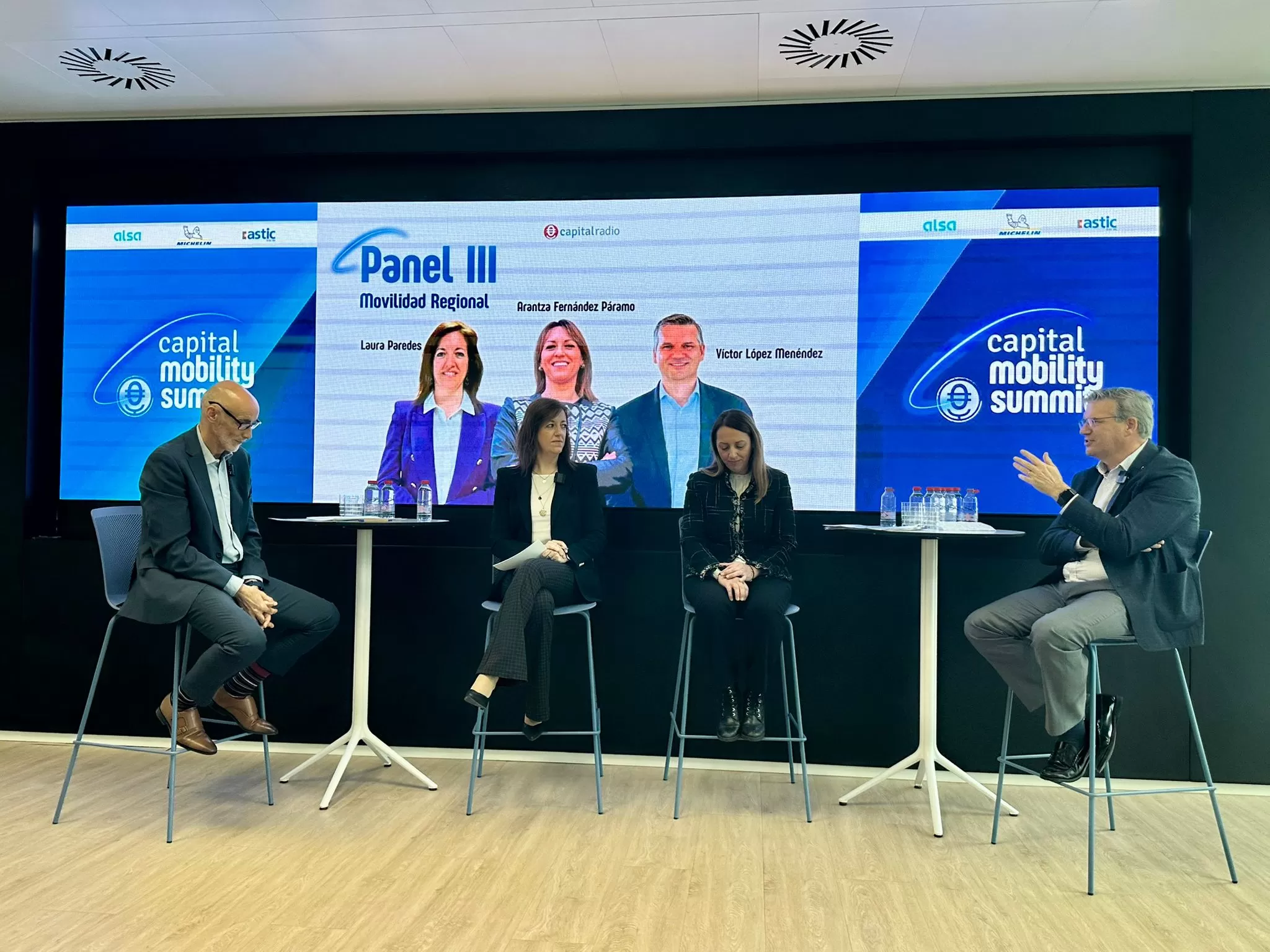 La Junta presenta en Madrid su modelo de transporte público gratuito