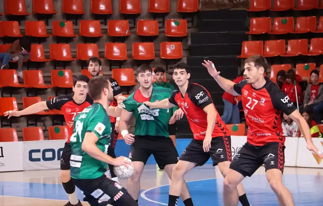 El Balonmano Burgos sólo suma un punto frente a Puerto Sagunto (28-28)