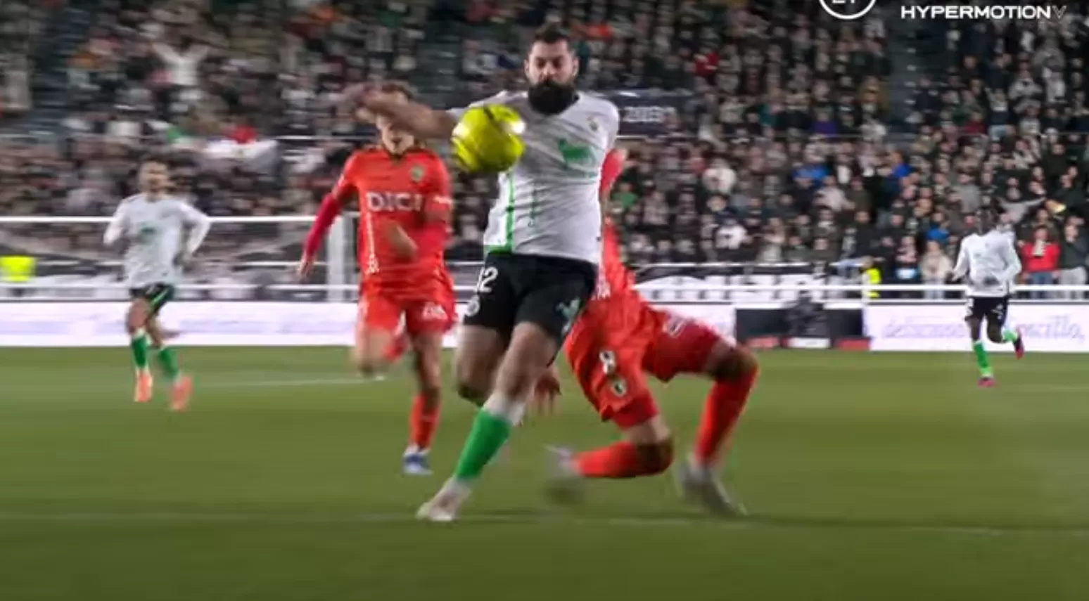 El Comité de Árbitros desautoriza al VAR en el segundo gol del Racing al Burgos CF