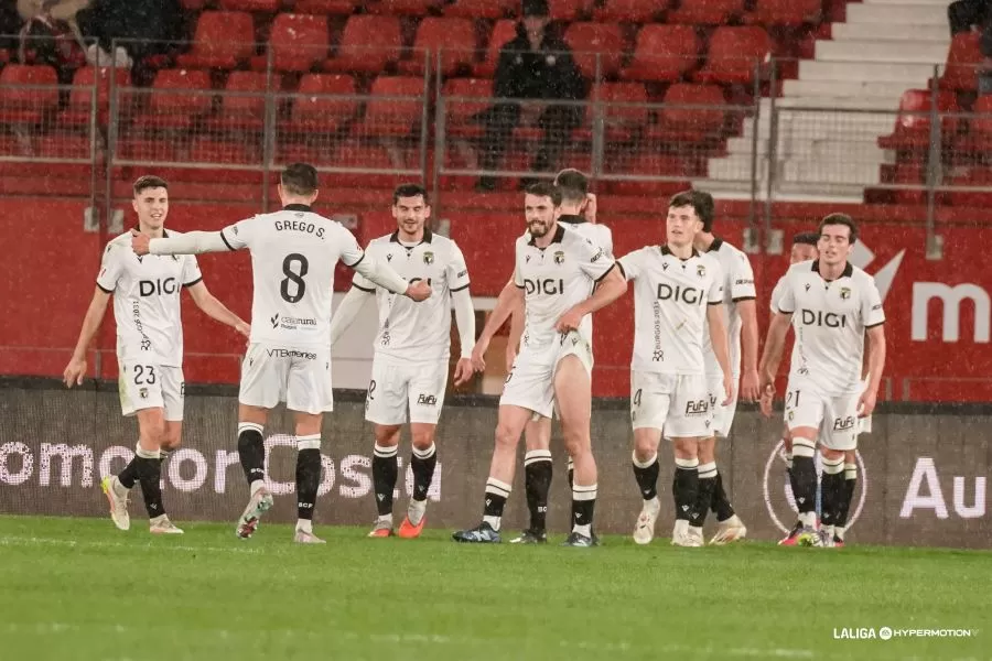 Victoria de prestigio del Burgos CF en  Almería (1-2)