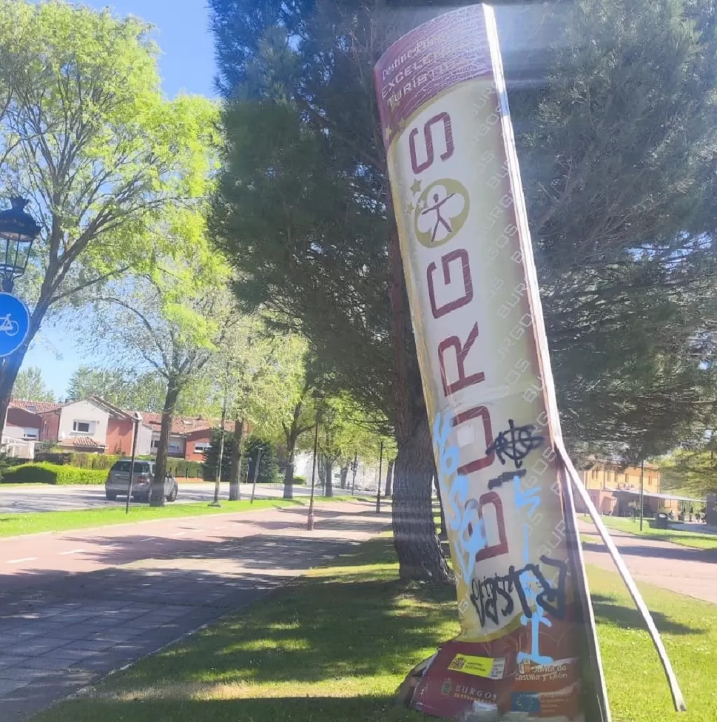 Placa metálica con riesgo de caída sobre la vía pública