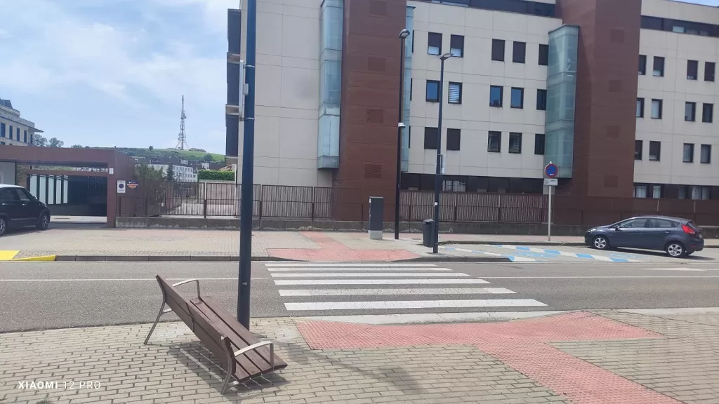 Un banco vandalizado y abandonado en mitad de la calle, ¿por qué no se retira?