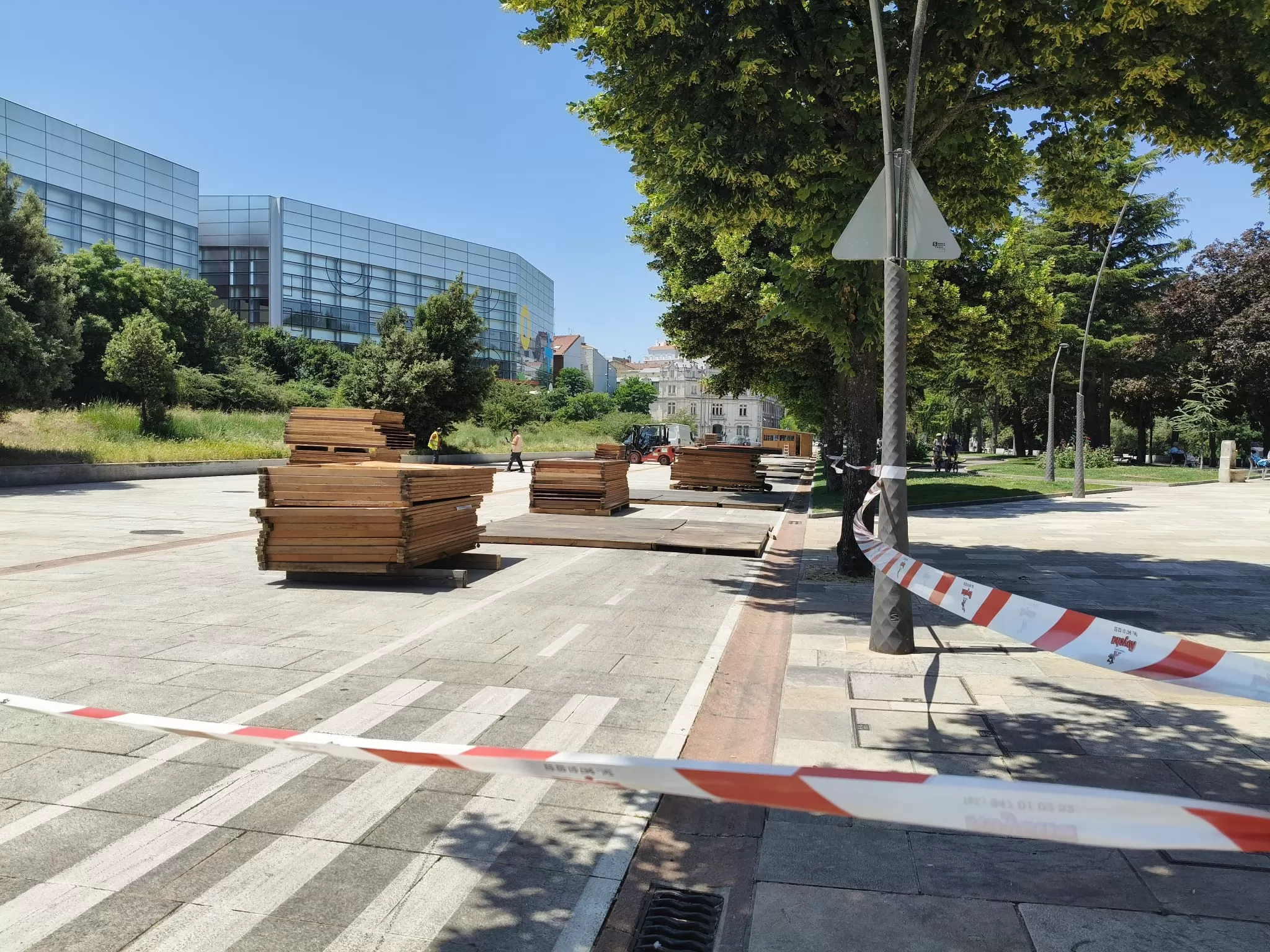 Las casetas invaden el carril bici del Paseo Sierra de Atapuerca
