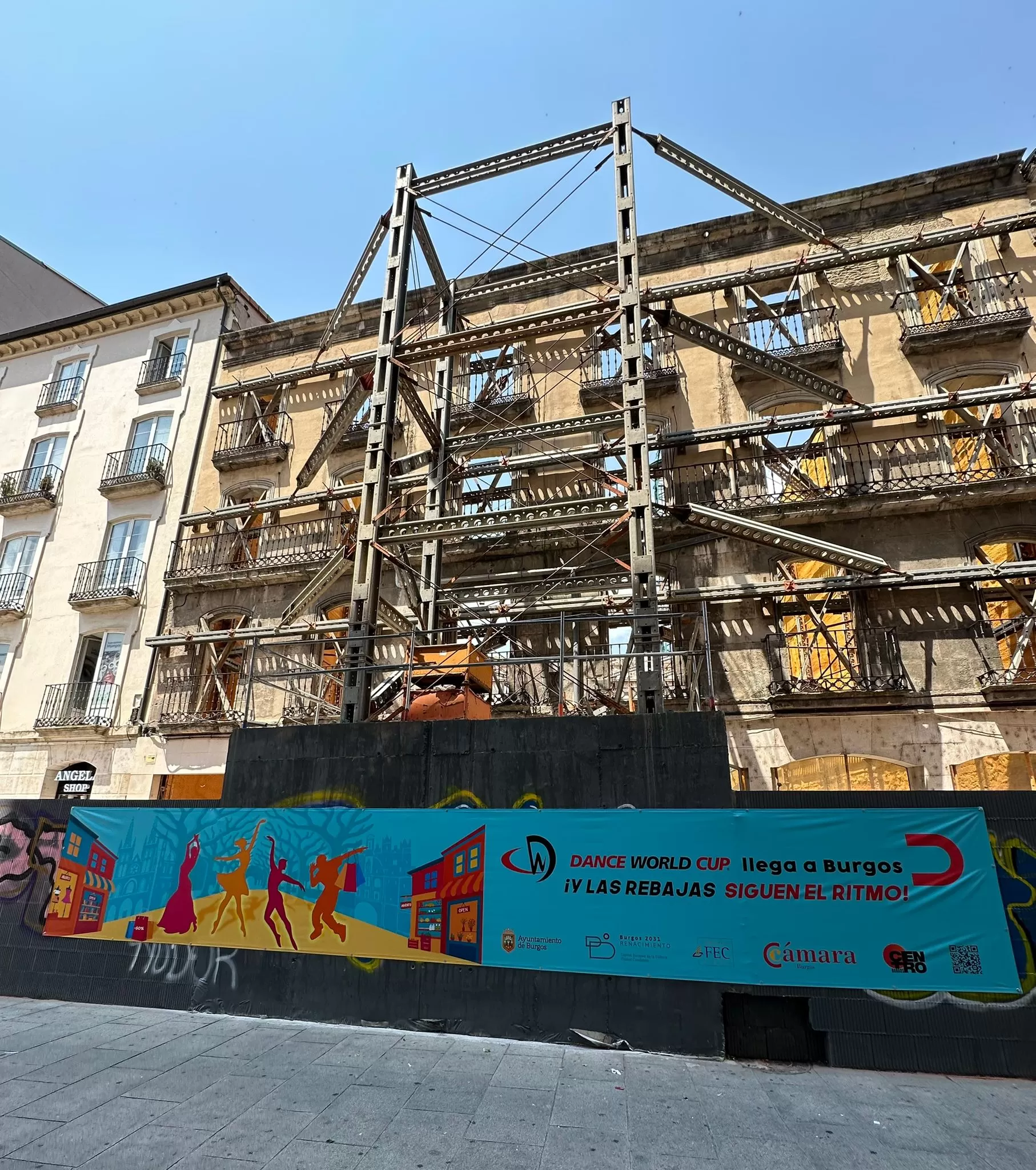 Se anuncia en un edificio al que se le permite estar en ruinas