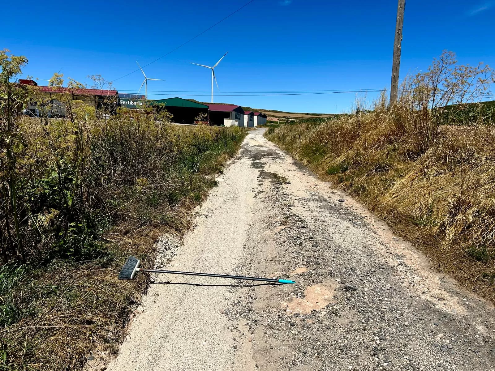 Estado lamentable de una calle en Arcos de la Llana