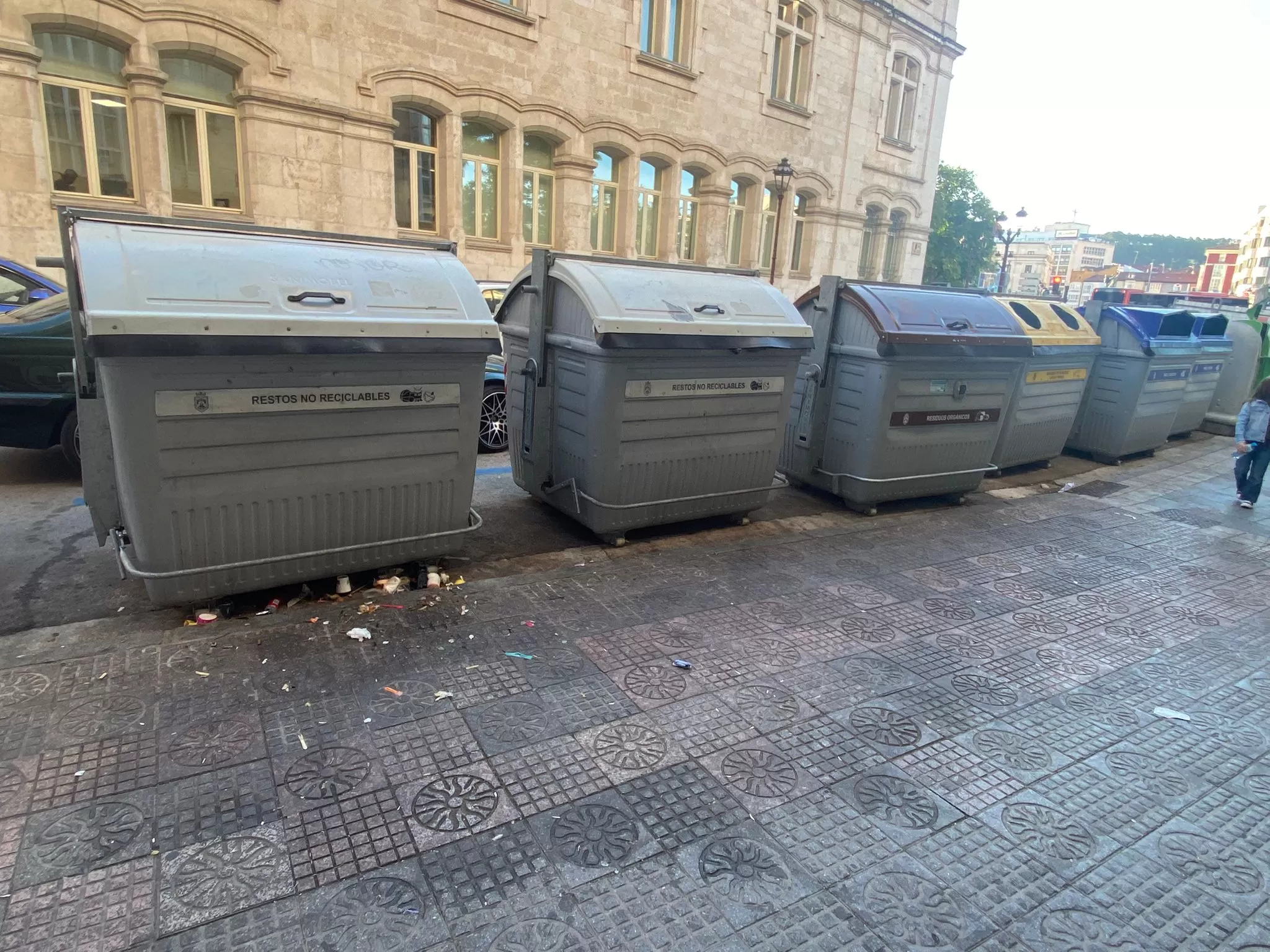 Suciedad en los contenedores de la calle San Pablo en el centro de Burgos