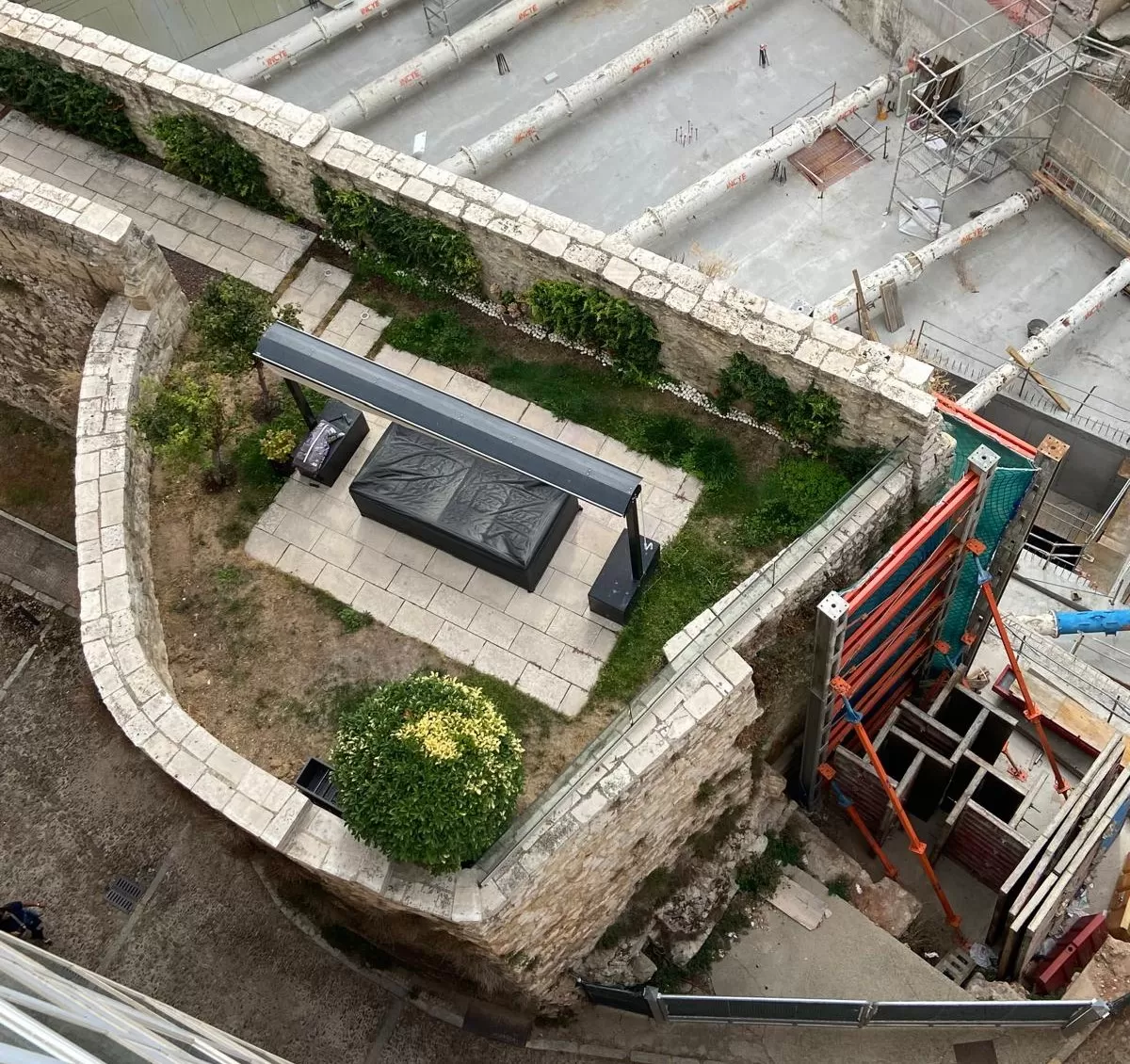 De nuevo un cenador en la muralla de la calle Trinidad