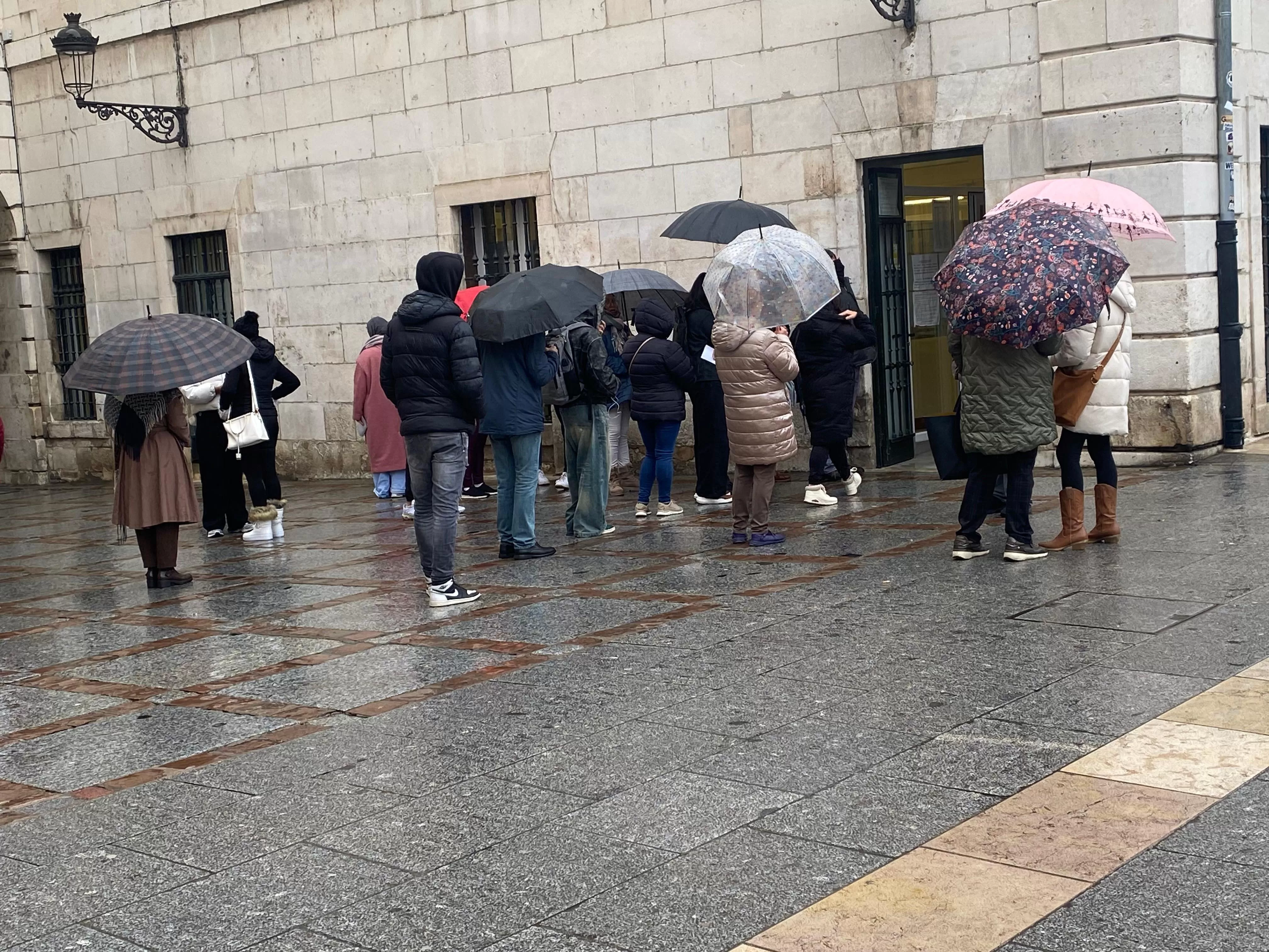 Esperando bajo la lluvia