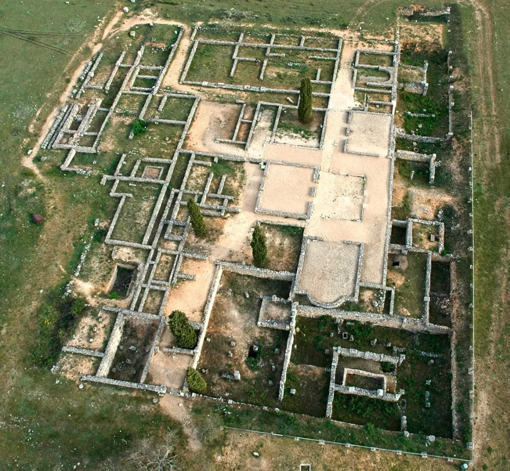 Ruinas romanas de Clunia, estrecha tu mano con la historia