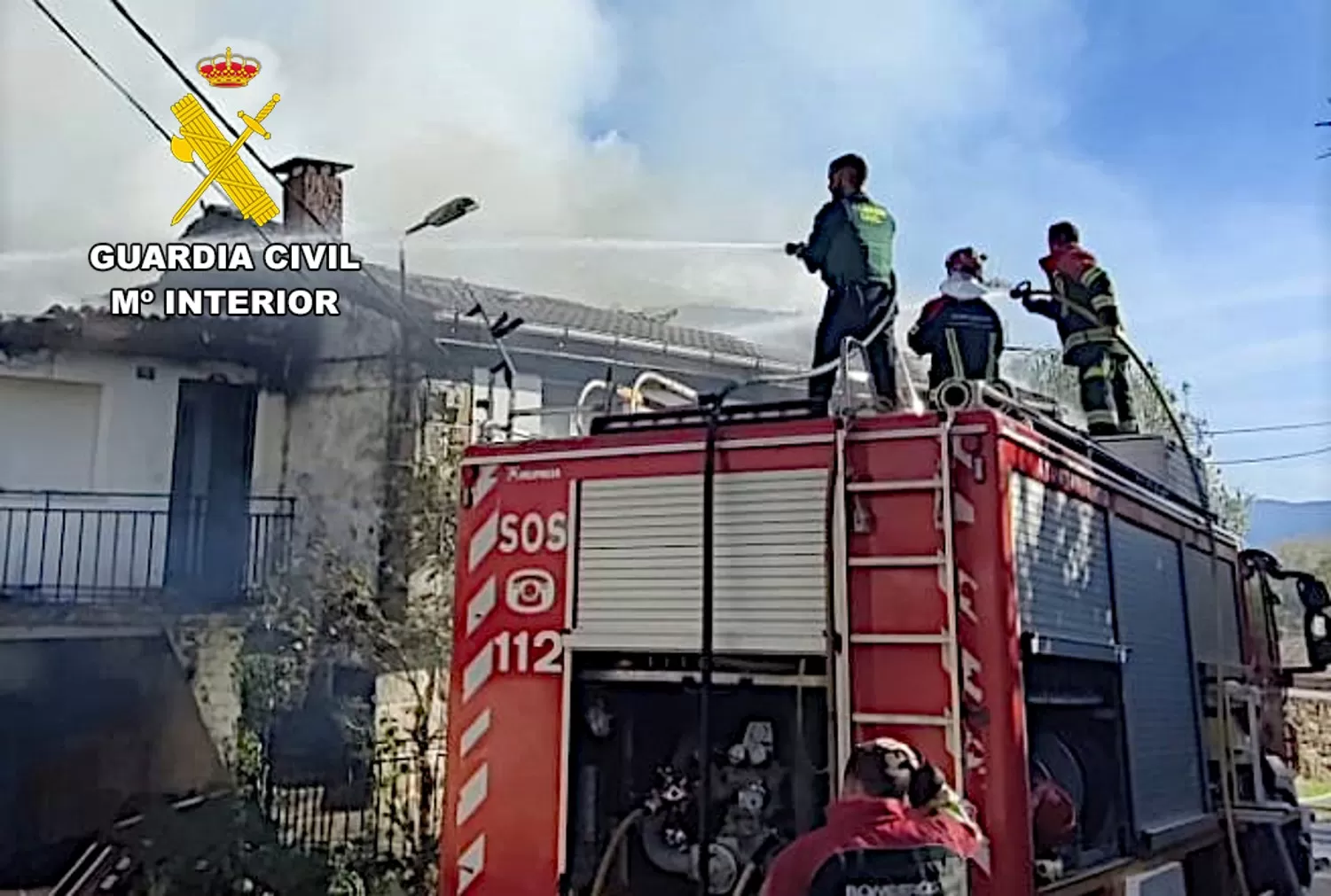 Auxilian a un vecino durante un incendio declarado en Las Merindades (Burgos)