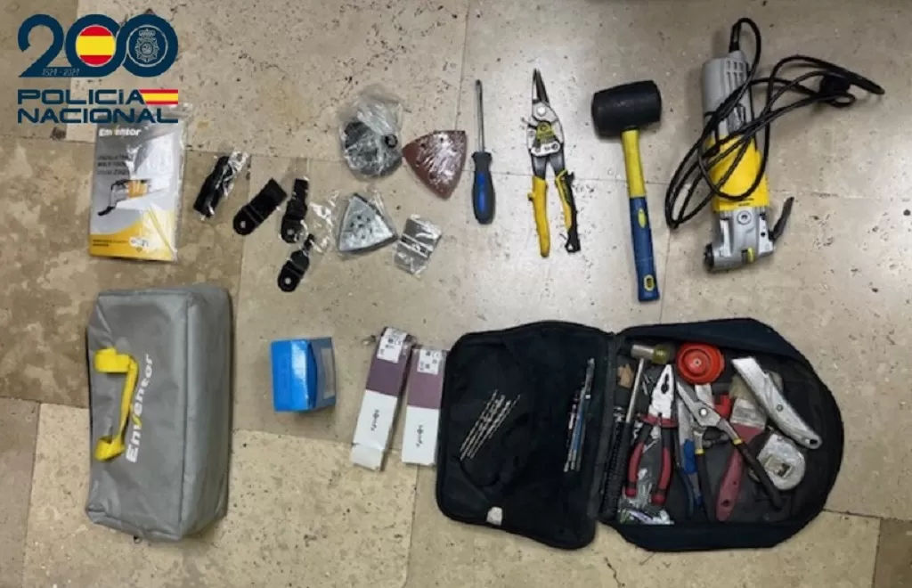 Detienen a una pareja por robo con fuerza en el interior de un vehículo